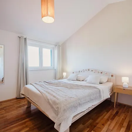 بيت للعطل House Nino بولا